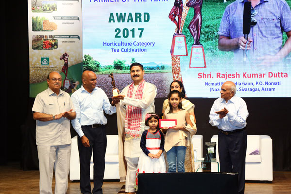 Awardee Shri. Rajesh Kumar Dutta from Dist. Dibrugarh, Assam being felicitated by the hands of Chief Guest Shri.Suresh Srinivasan in Horticulture. Category – Tea Cultivation. 